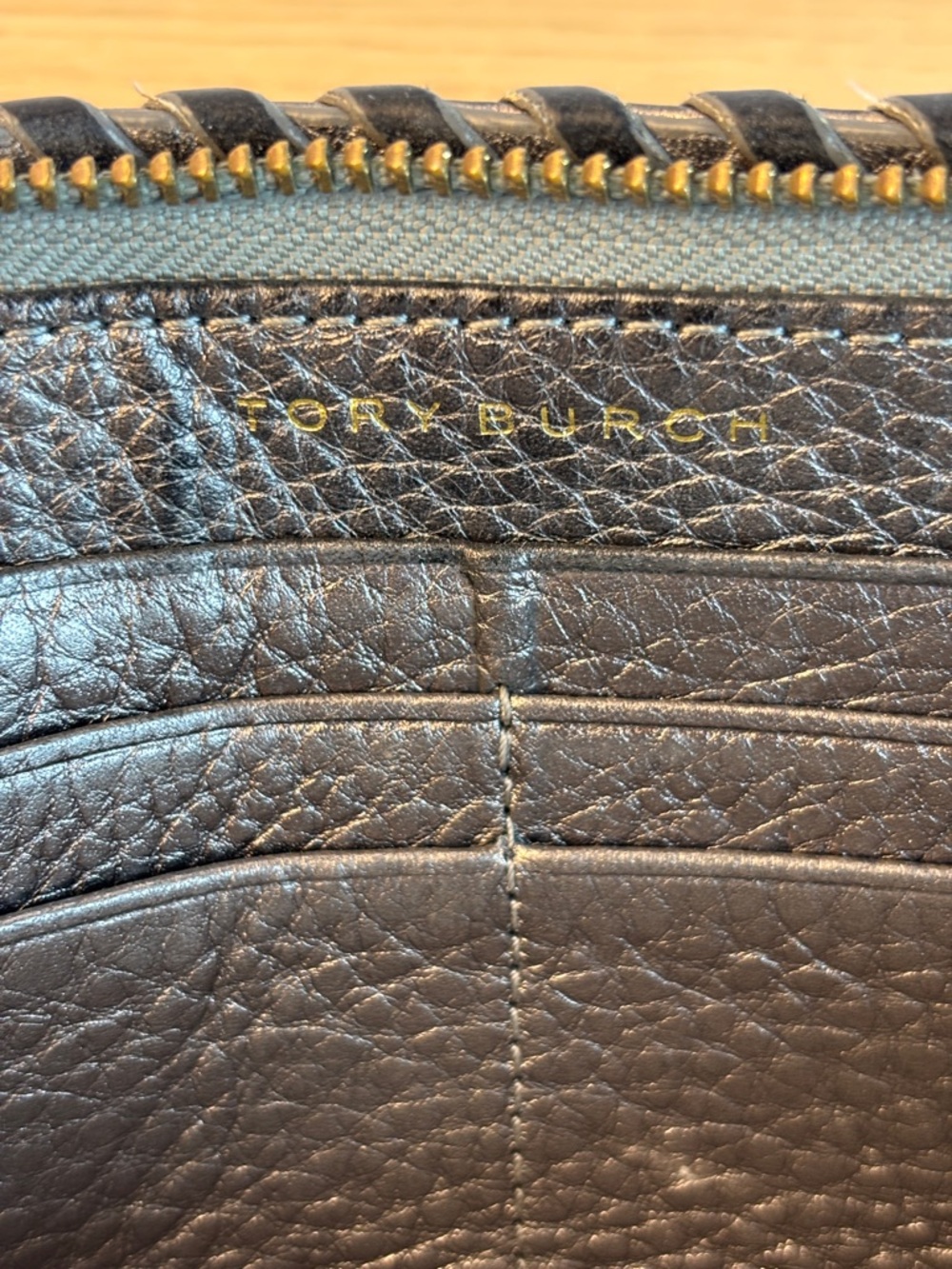 Tory Burch Chelsea Black/Gray Pebbled Leather Zip-Around Wallet Whipstitch Trim - Picture 11 of 13